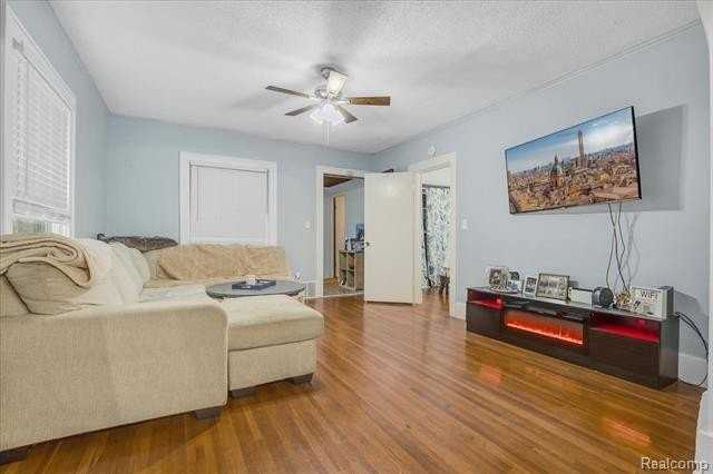 526 N Washington Ave - Photo 4 of 11