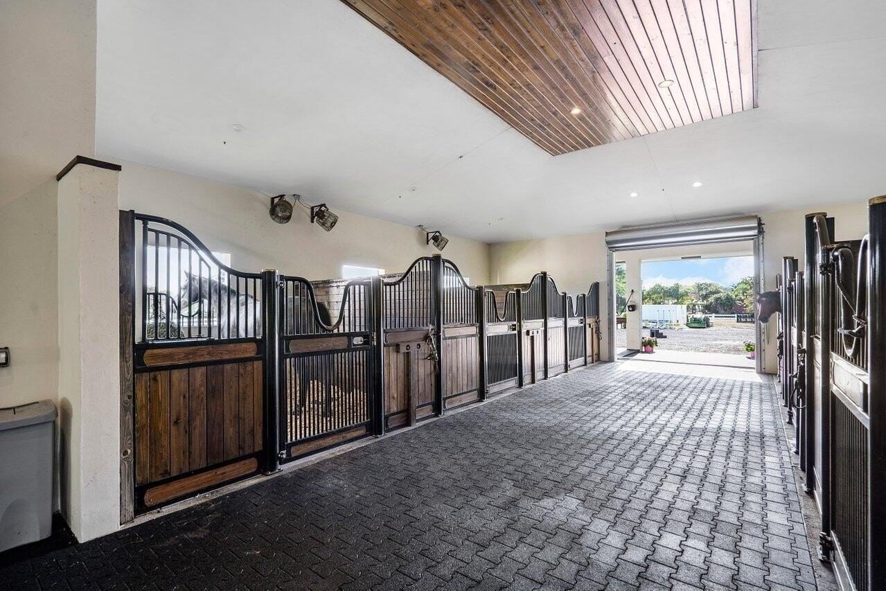 1382 Clydesdale Ave - Photo 4 of 32