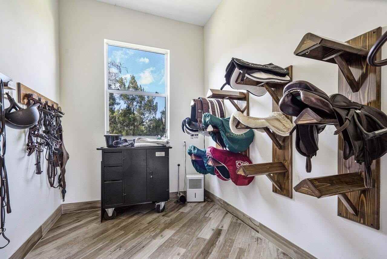 1382 Clydesdale Ave - Photo 6 of 32