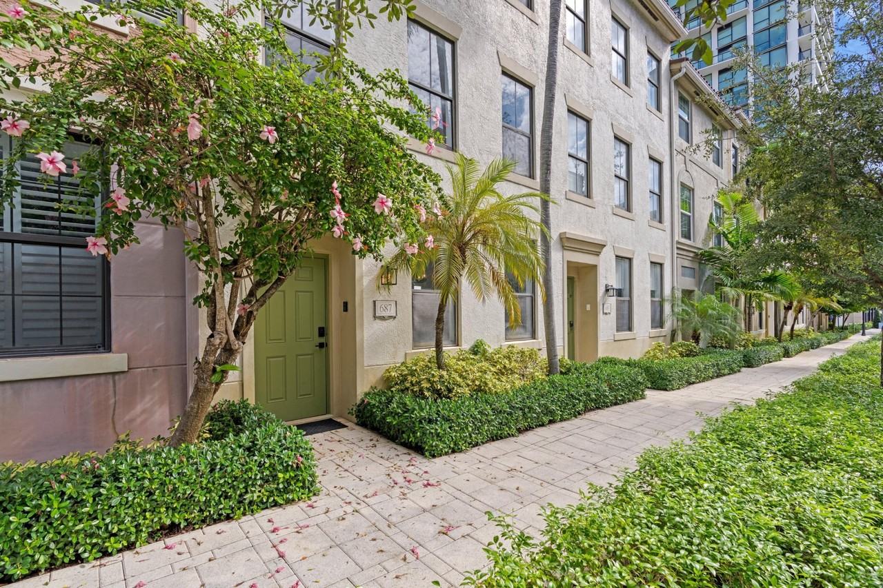 687 Hibiscus St - Photo 2 of 31