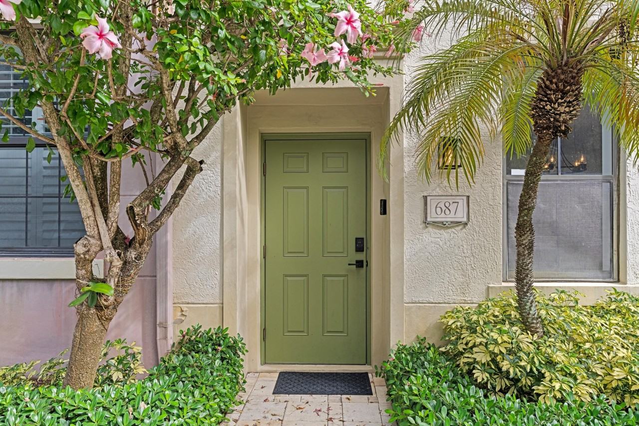 687 Hibiscus St - Photo 3 of 31