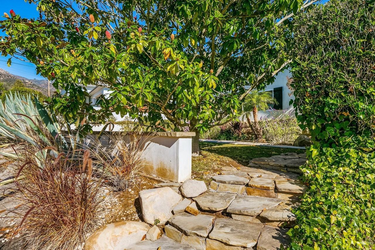 706 Circle Dr - Photo 2 of 25