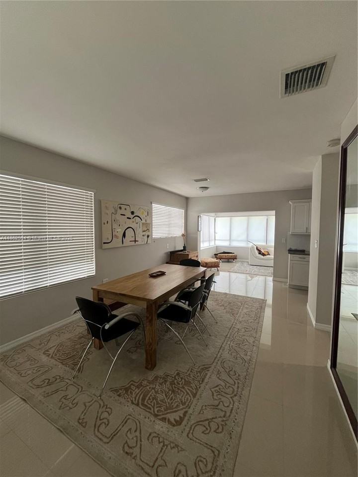 6345 Southwest 35th Street - Photo 5 of 8