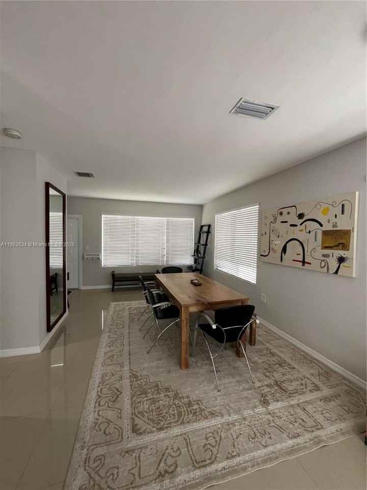 6345 Southwest 35th Street - Photo 6 of 8