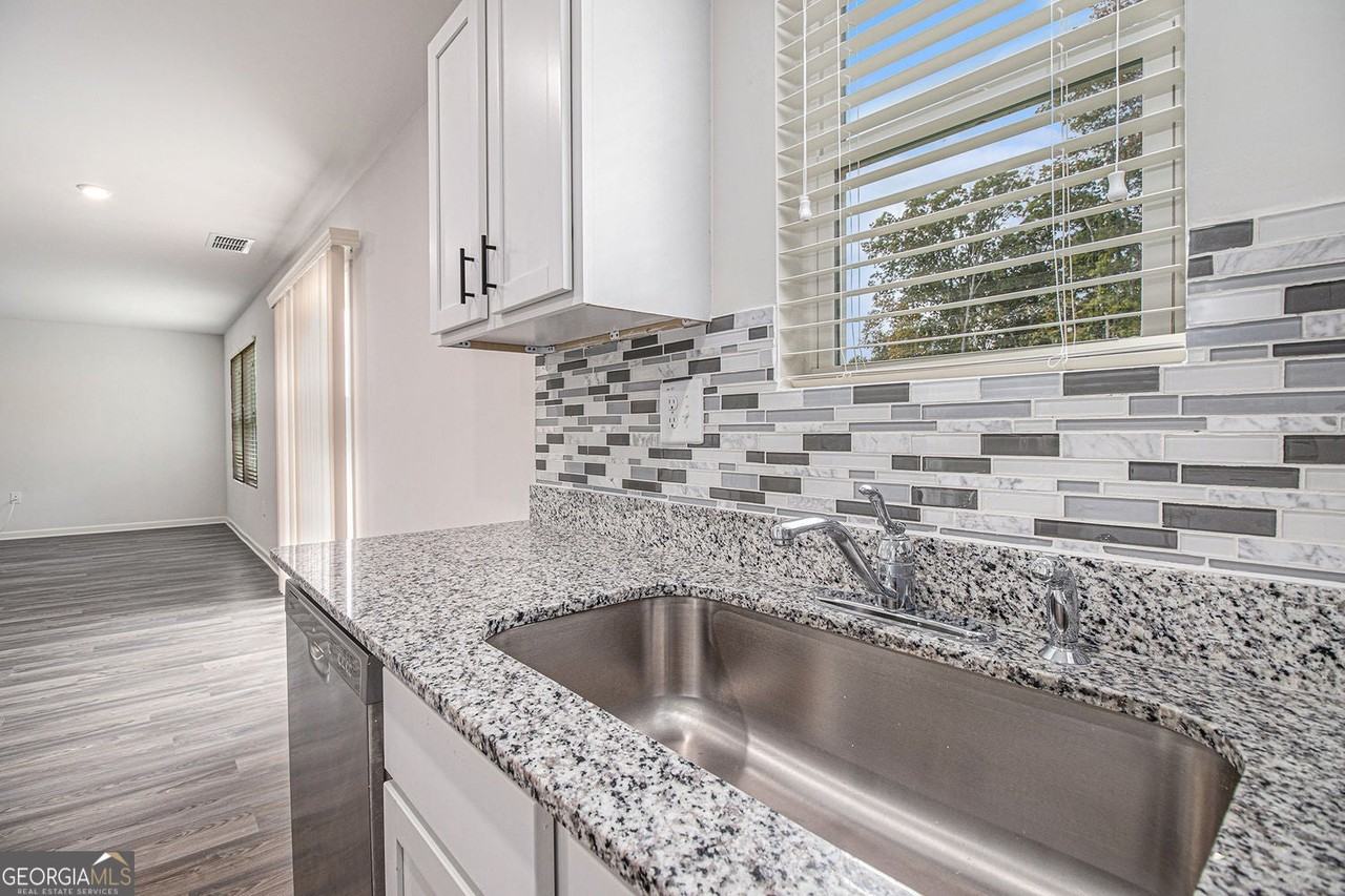 532 Pemberton St - Photo 6 of 26