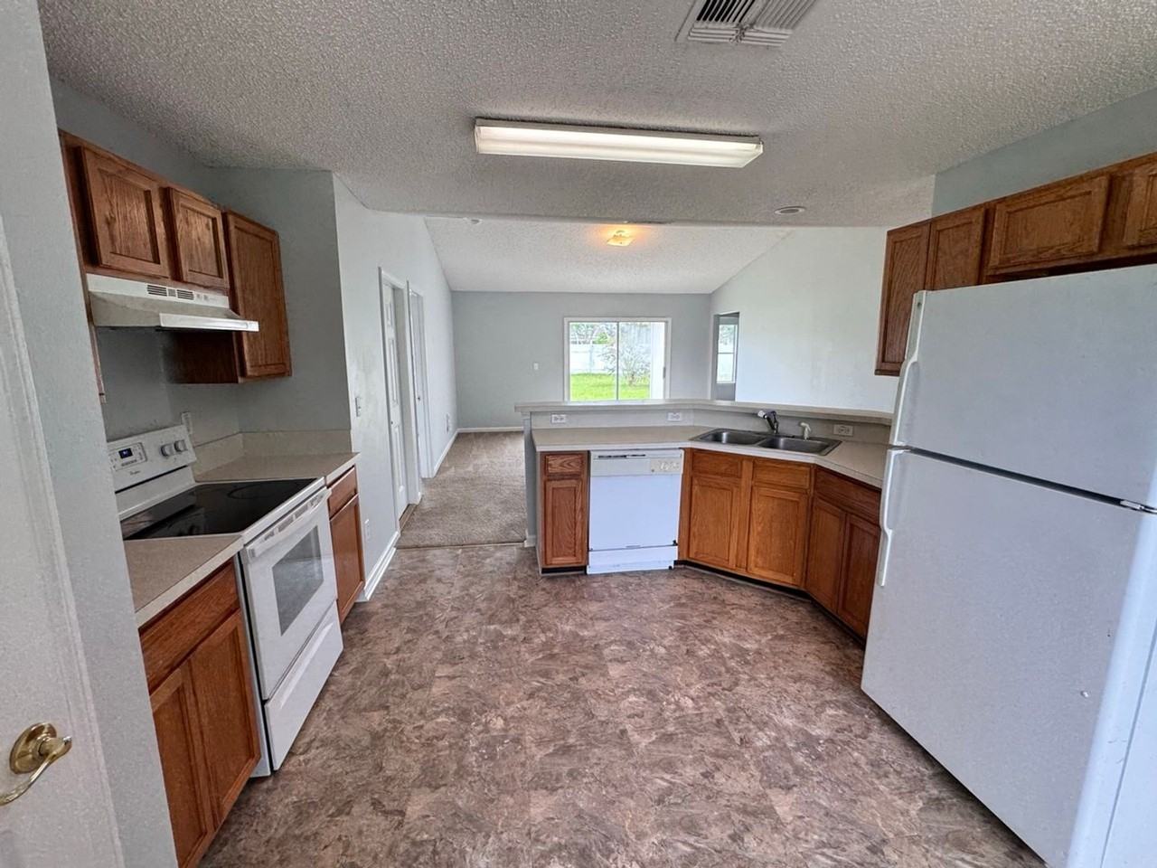 18 Roxbury Lane - Photo 5 of 17