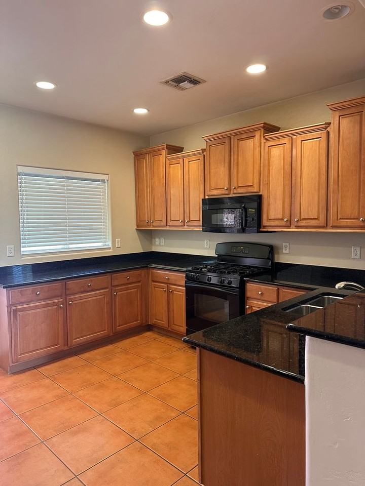 1218 W Montelupo Dr - Photo 7 of 11