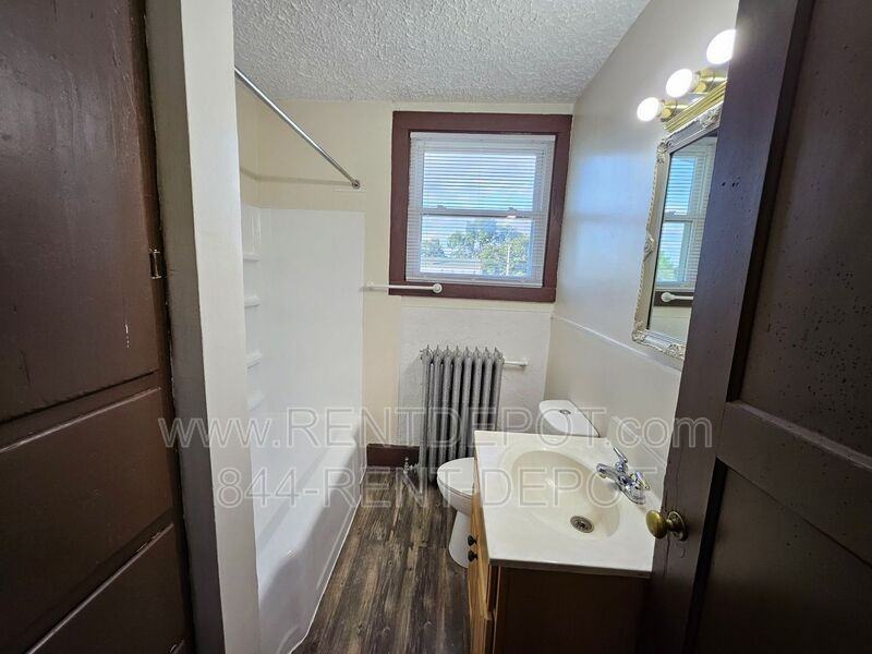 400 E Columbia St #C - Photo 2 of 7