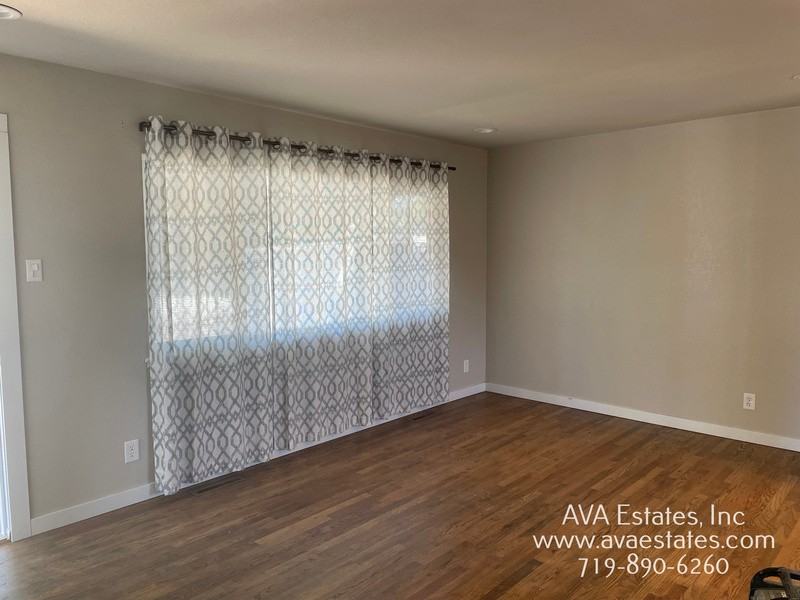 2123 Driftwood Ln - Photo 3 of 14