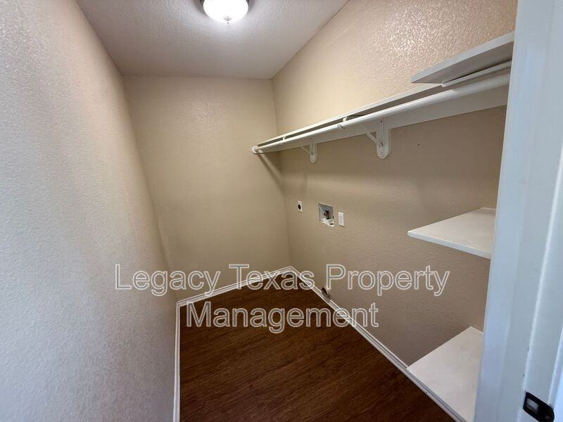 101 Donna St - Photo 7 of 15