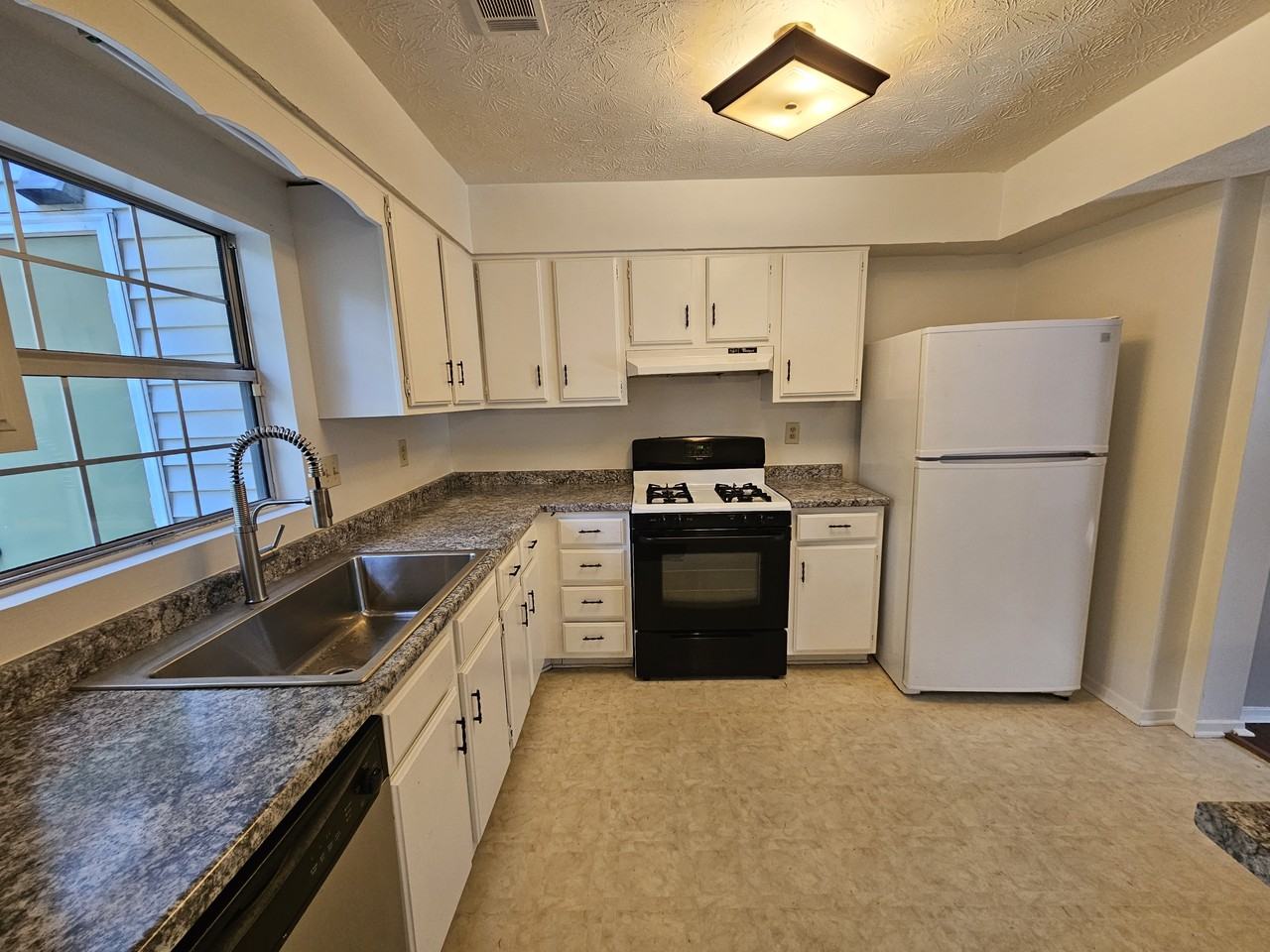 3065 Shadow Walk Ln - Photo 4 of 13