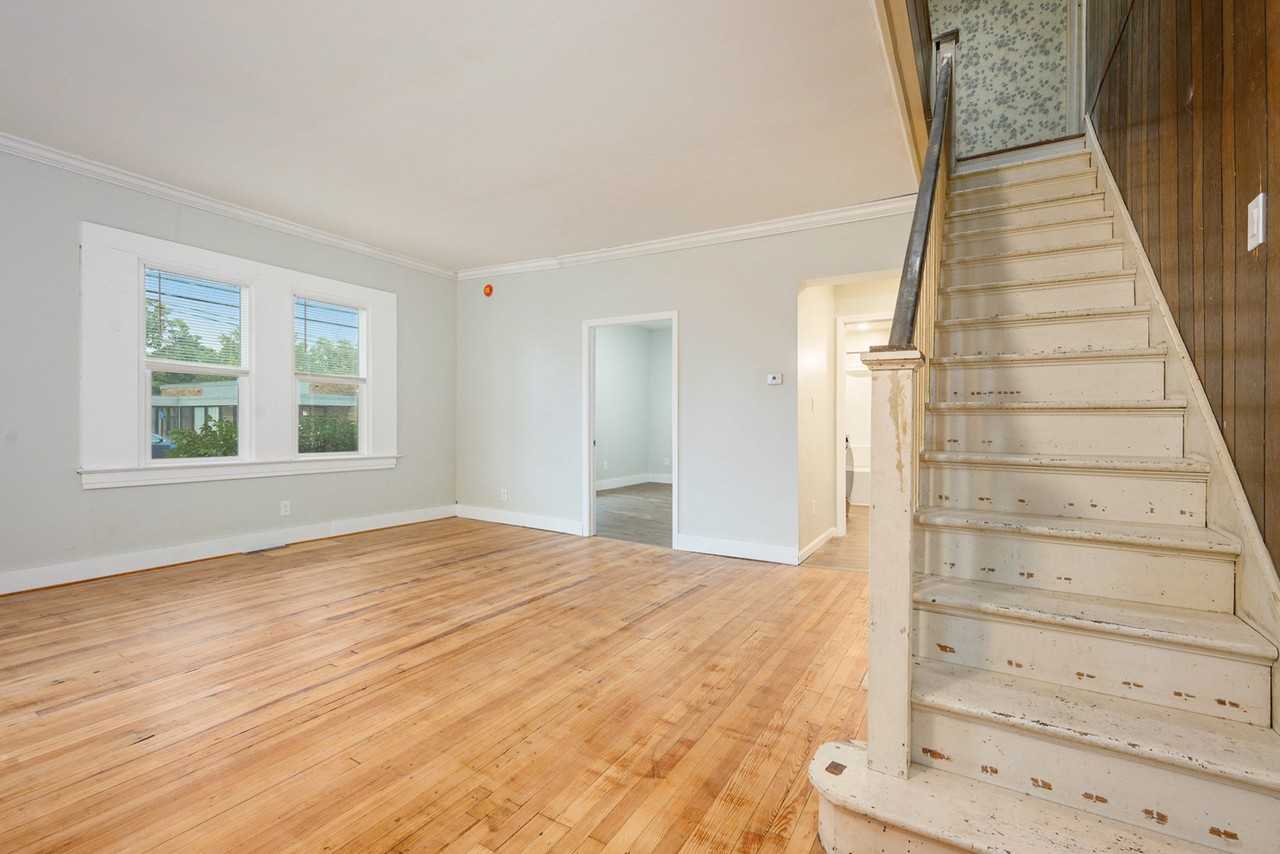 114 W Kelsey St - Photo 3 of 20