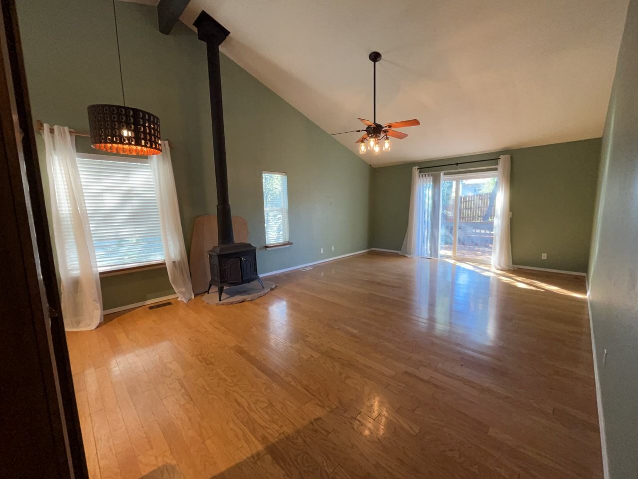 655 W Monument St - Photo 2 of 10