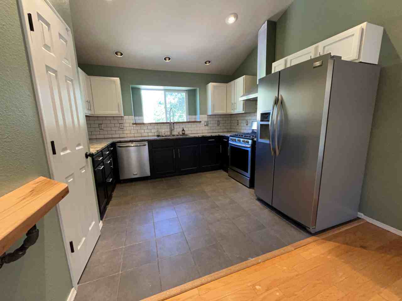 655 W Monument St - Photo 4 of 10