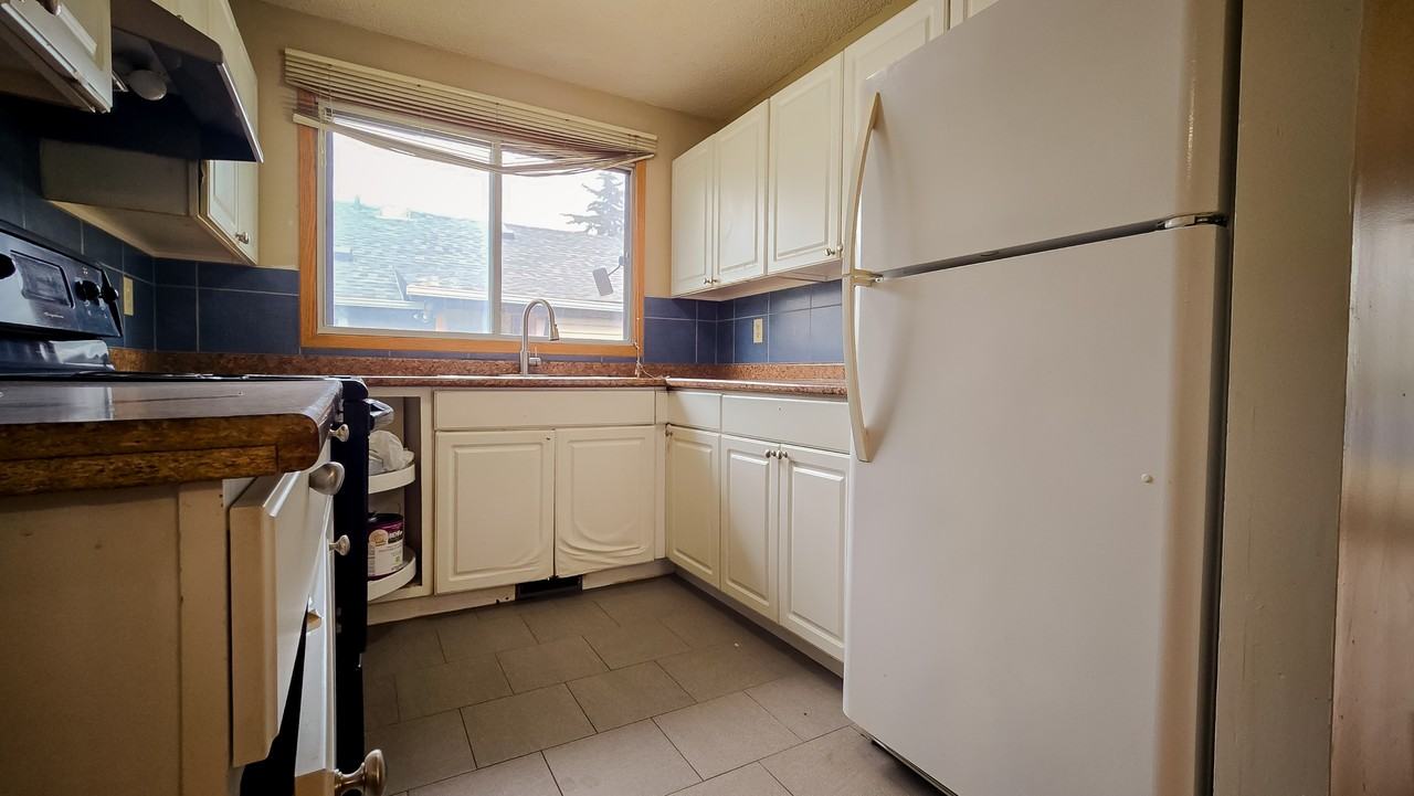 1515 36 St Se - Photo 2 of 20