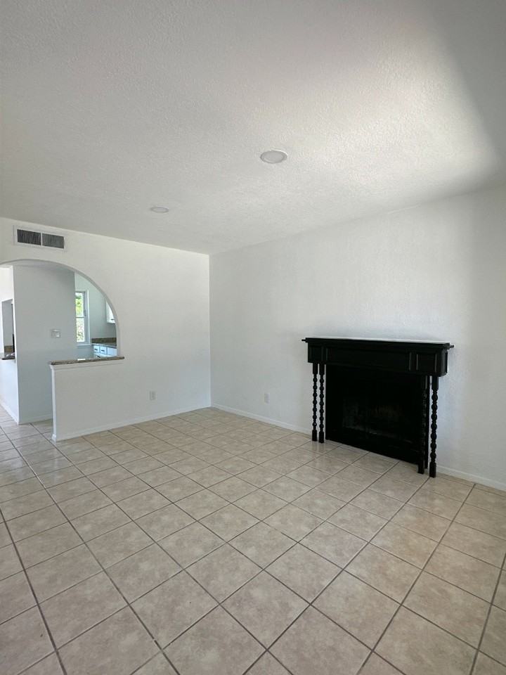 5509 Oakbriar Cir - Photo 3 of 10