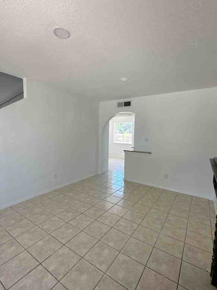 5509 Oakbriar Cir - Photo 4 of 10