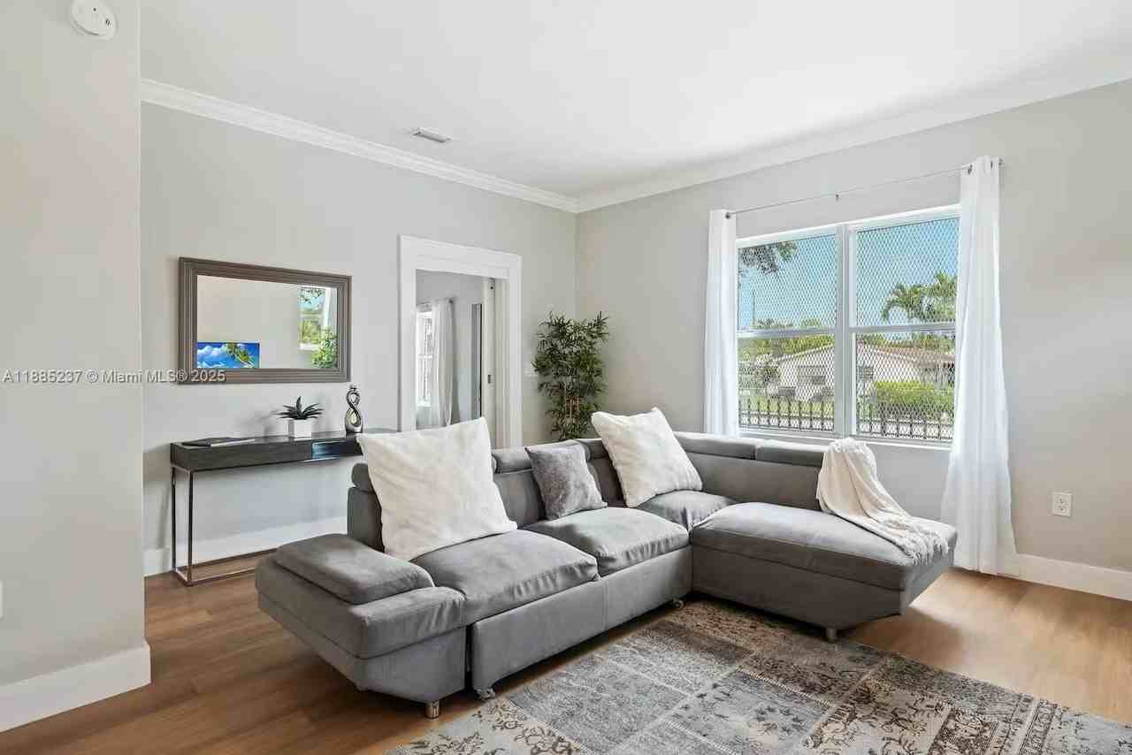 4711 N Miami Ave - Photo 4 of 14