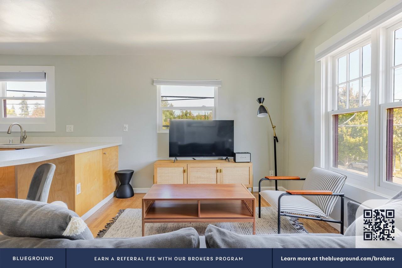 325 Hawthorne Ave #2012 - Photo 5 of 29