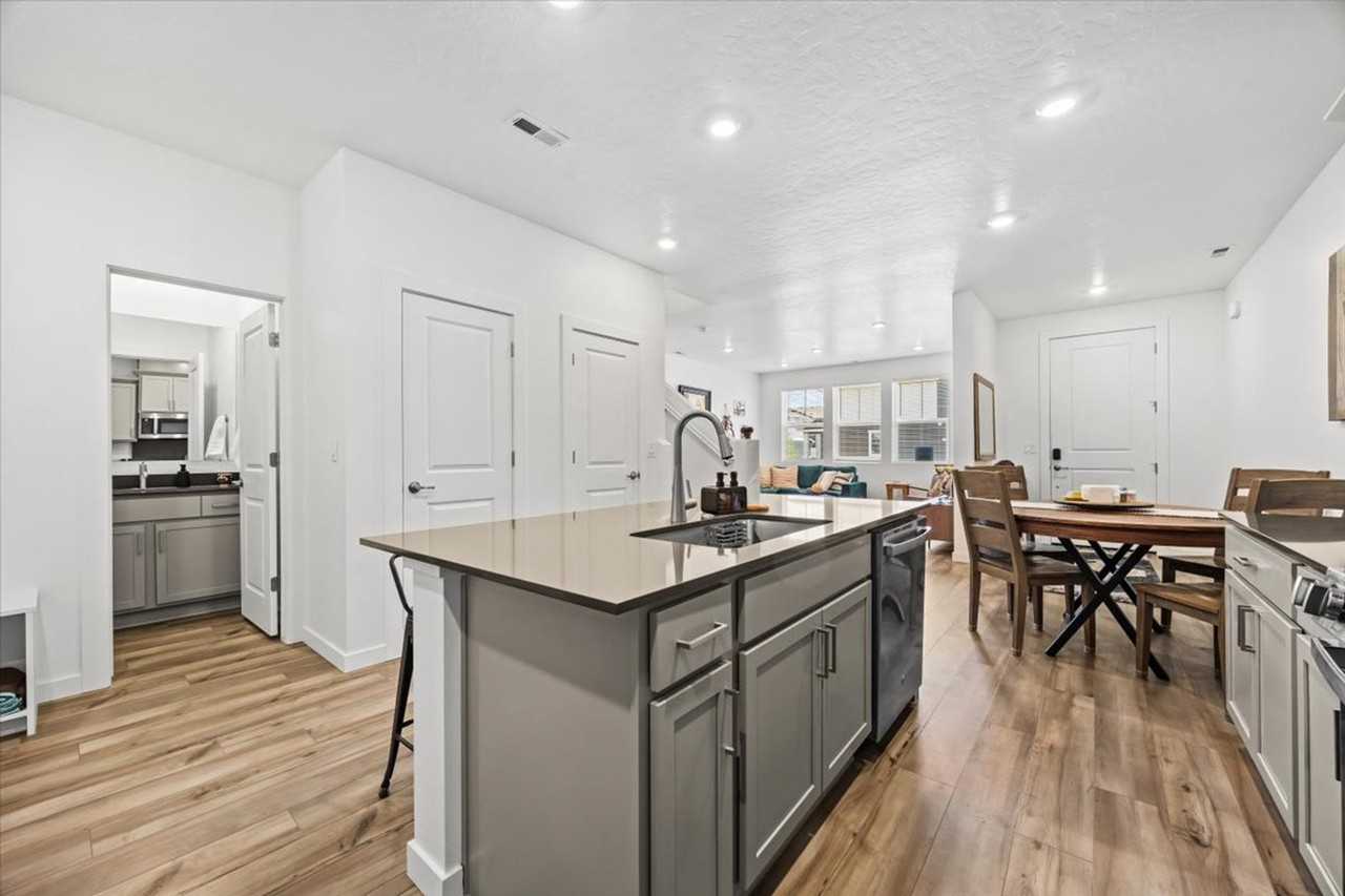 195 N Nursery Ave #1308972P - Photo 7 of 38