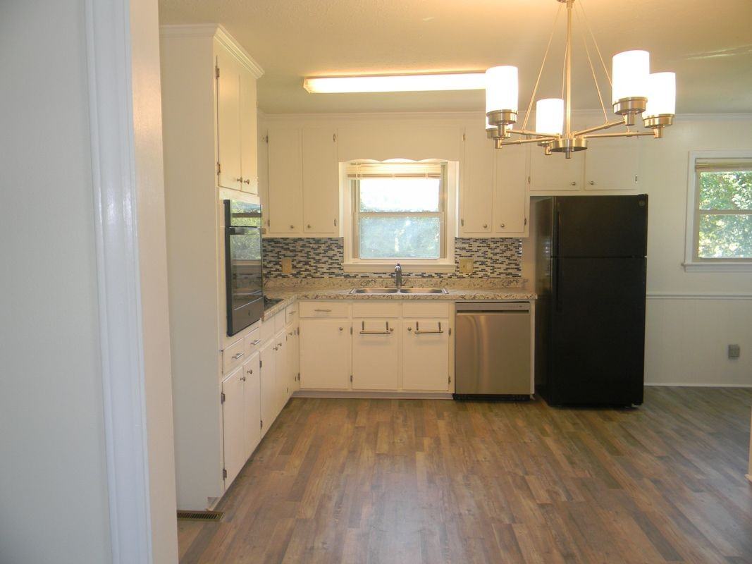 802 Westview Ct - Photo 2 of 11