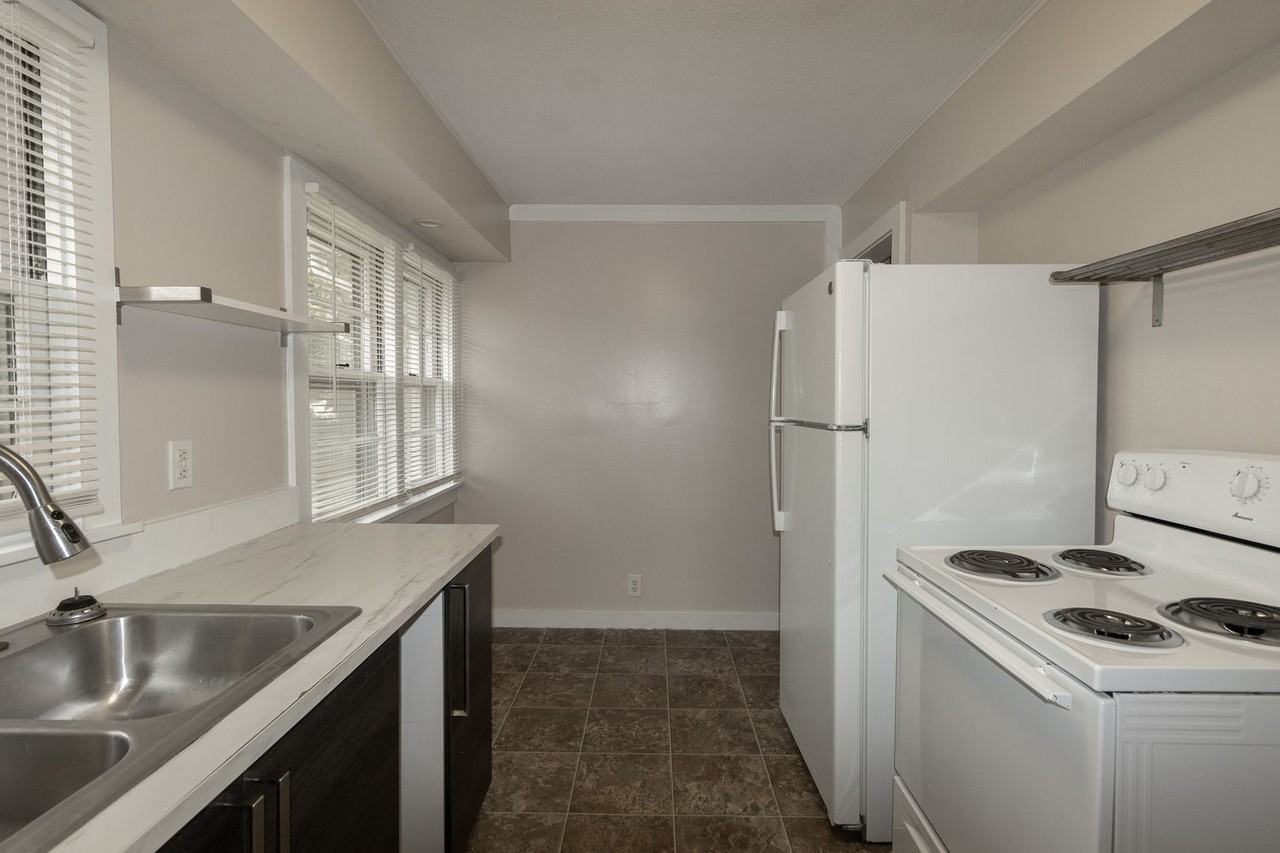 909 Ashland Road - Photo 4 of 37