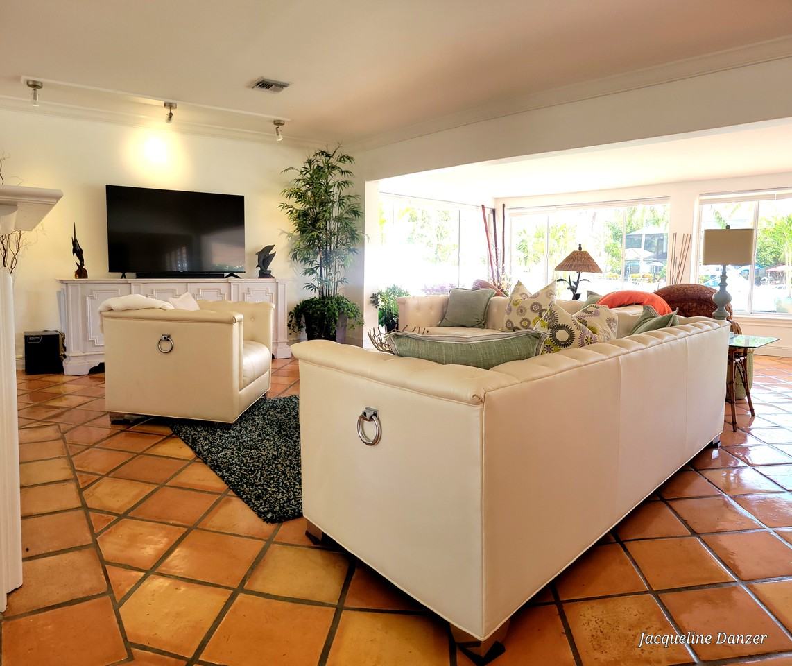 2781 Northeast 23rd Court - Photo 7 of 25