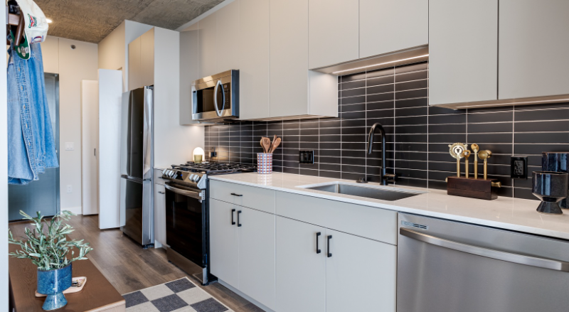 123 N May St - Photo 3 of 17