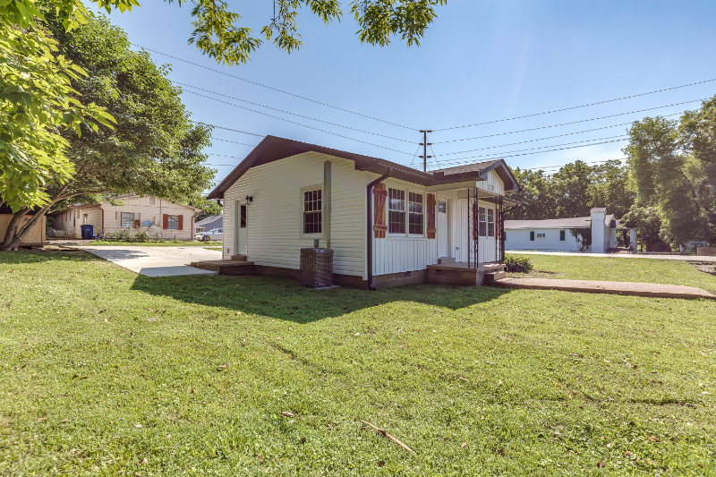 205 Carpenter St - Photo 2 of 17