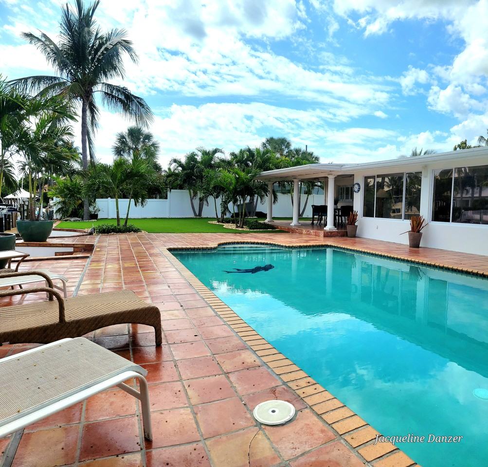 2781 Northeast 23rd Court - Photo 3 of 25