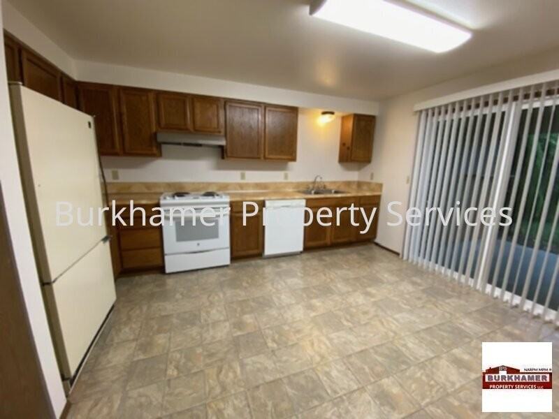 211 S 4th St - Photo 7 of 19