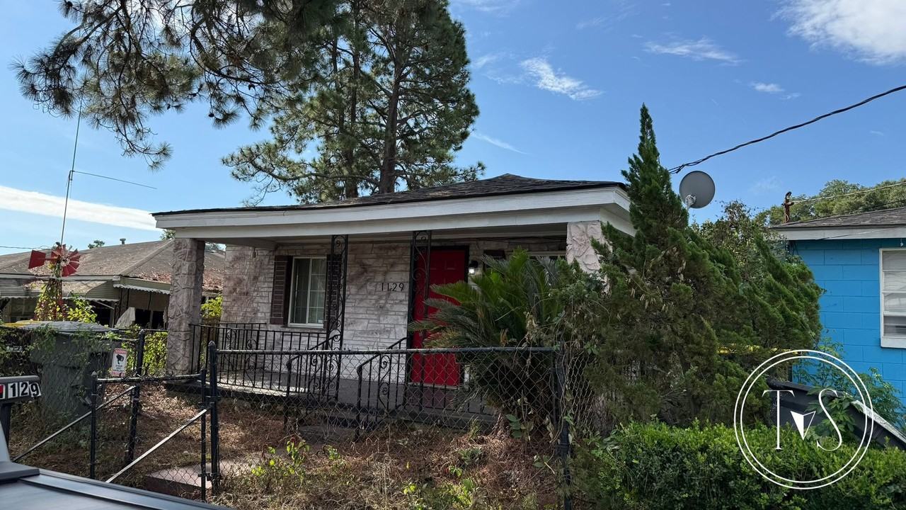 1129 Darwin St - Photo 2 of 13