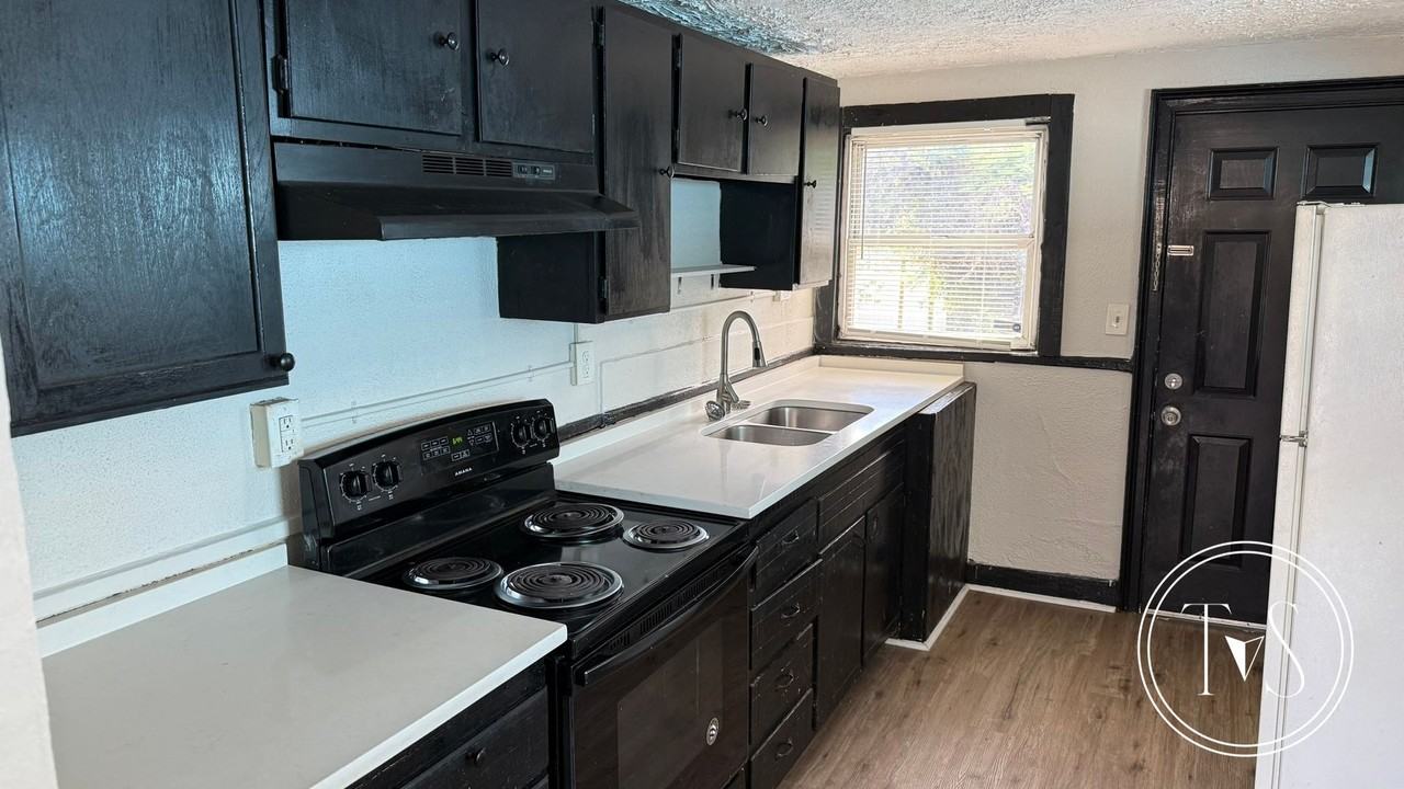 1129 Darwin St - Photo 4 of 13