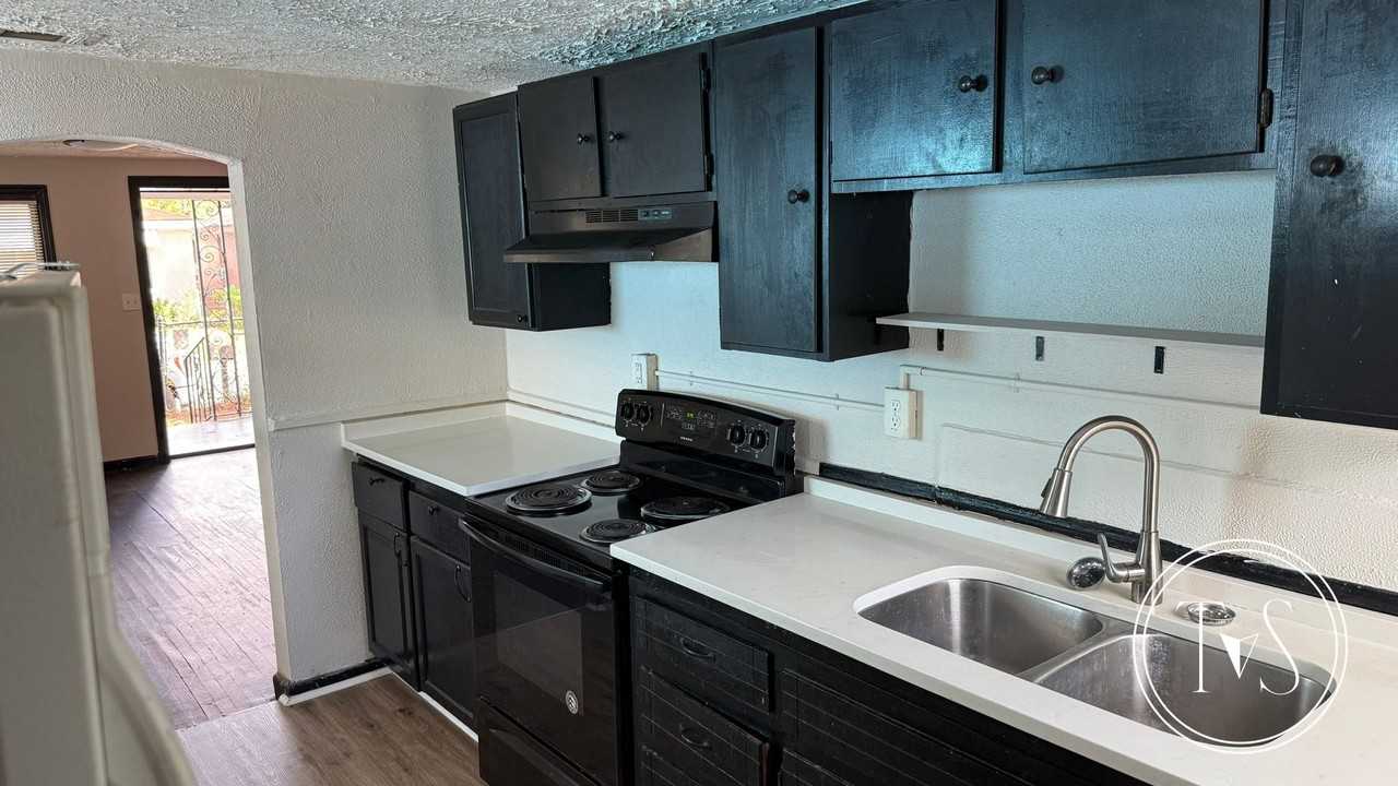 1129 Darwin St - Photo 5 of 13