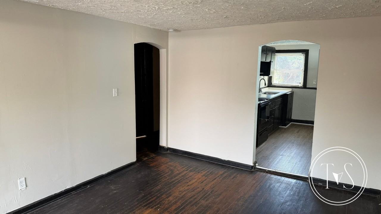 1129 Darwin St - Photo 6 of 13