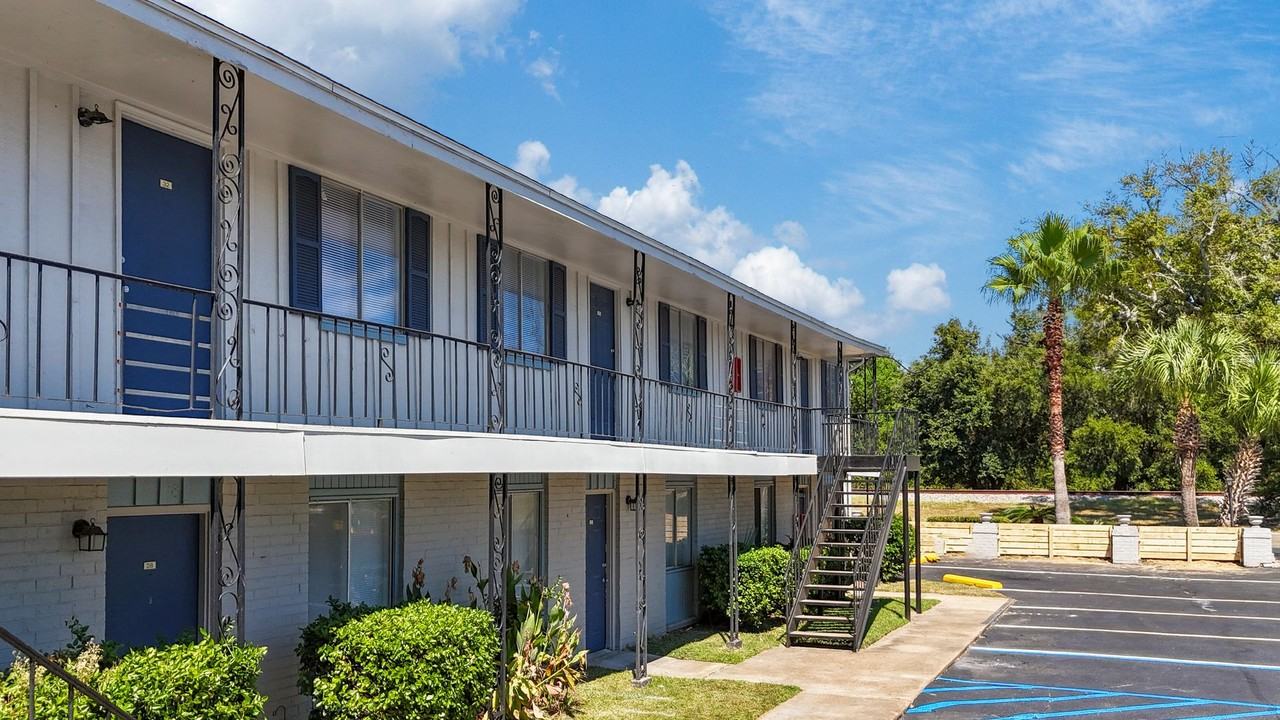 Gulf View Apartments | Remodeled! - Photo 2 of 49