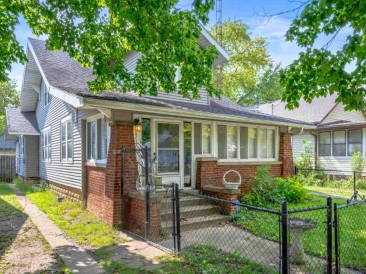 2715 S Walnut St - Photo 2 of 12