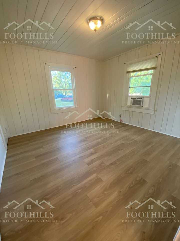 253 S Shirley Ave - Photo 3 of 6