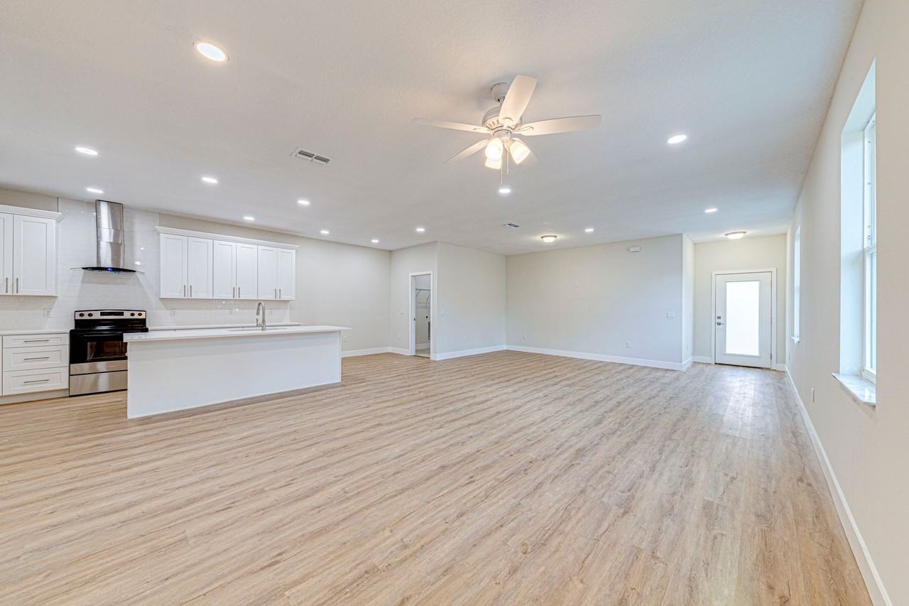 239 N Pine Ave - Photo 3 of 27