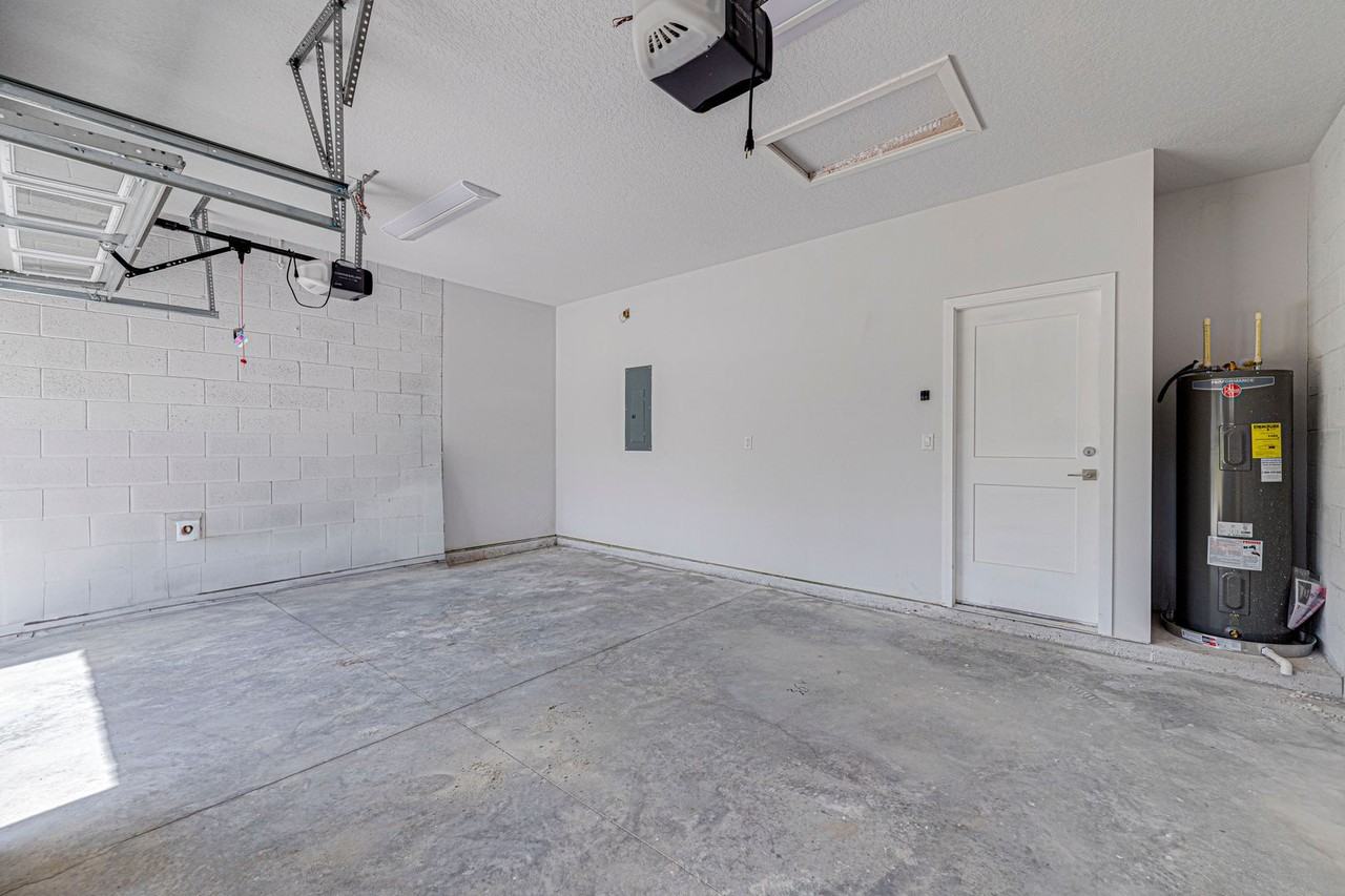 241 N Pine Ave - Photo 3 of 27