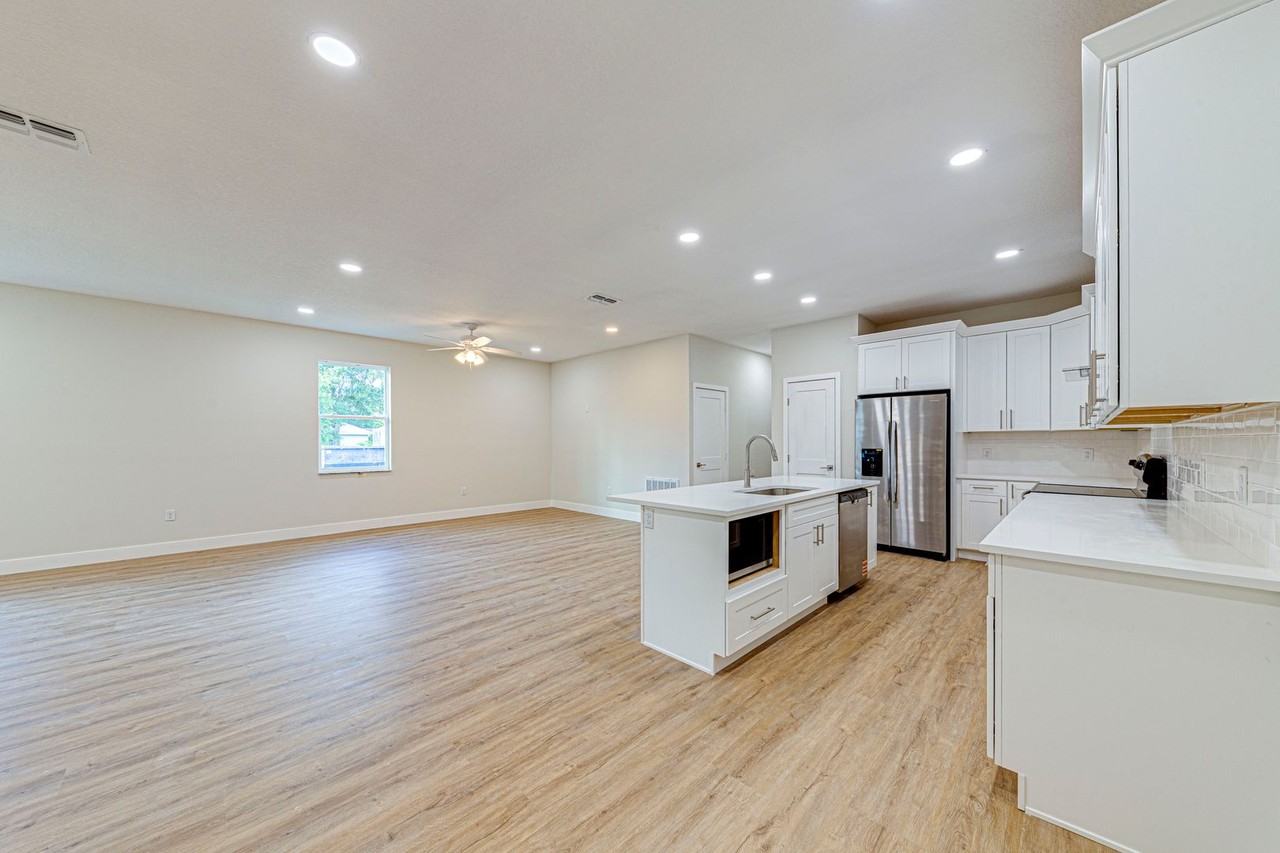 241 N Pine Ave - Photo 5 of 27
