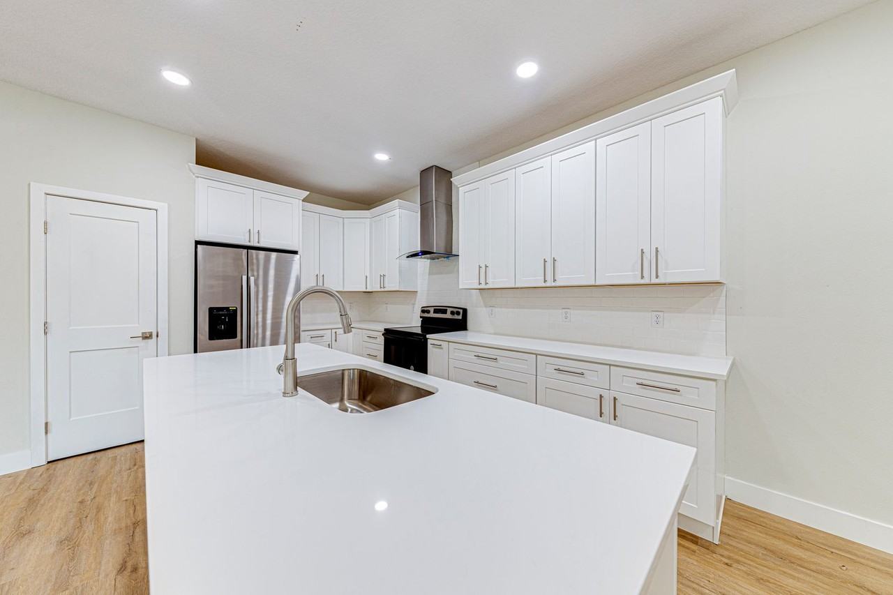 241 N Pine Ave - Photo 6 of 27