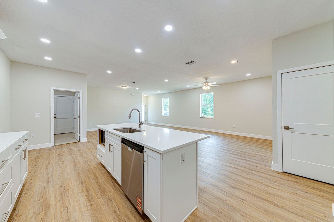 241 N Pine Ave - Photo 7 of 27