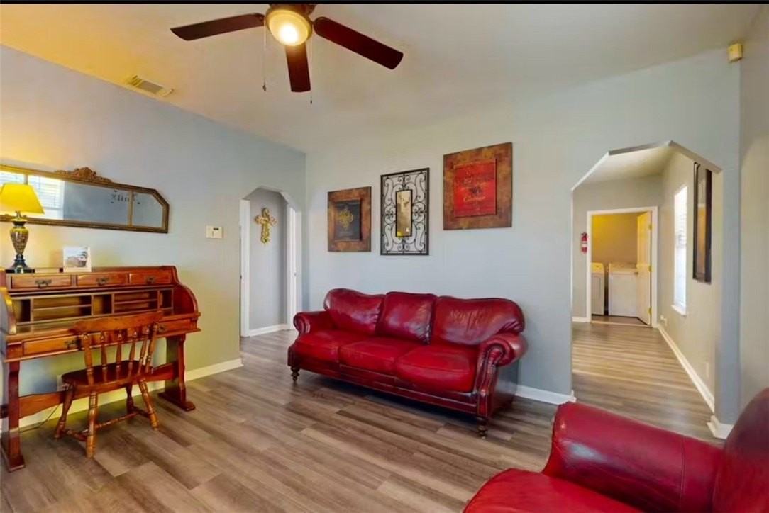 919 Elizabeth St - Photo 2 of 9