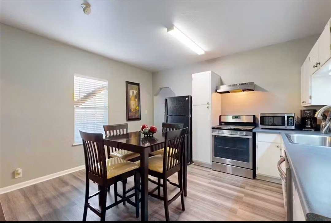 919 Elizabeth St - Photo 3 of 9