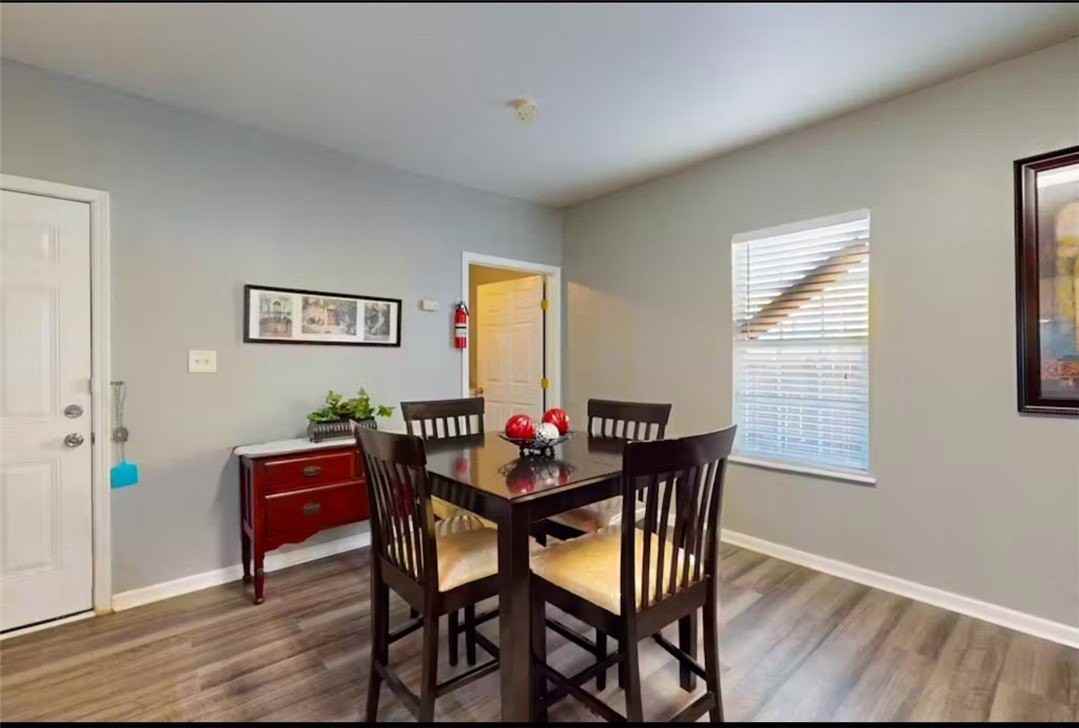 919 Elizabeth St - Photo 4 of 9