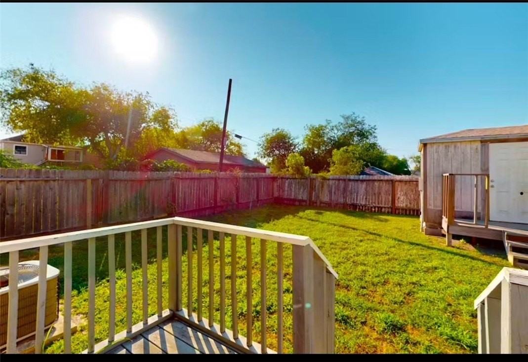 919 Elizabeth St - Photo 7 of 9