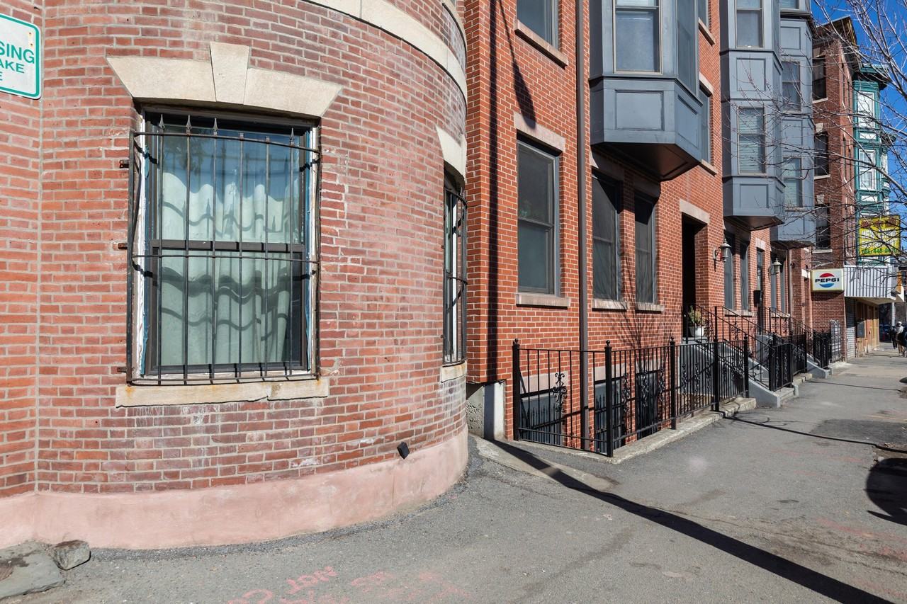 877 Harrison Ave Apt 7 #7 - Photo 4 of 34