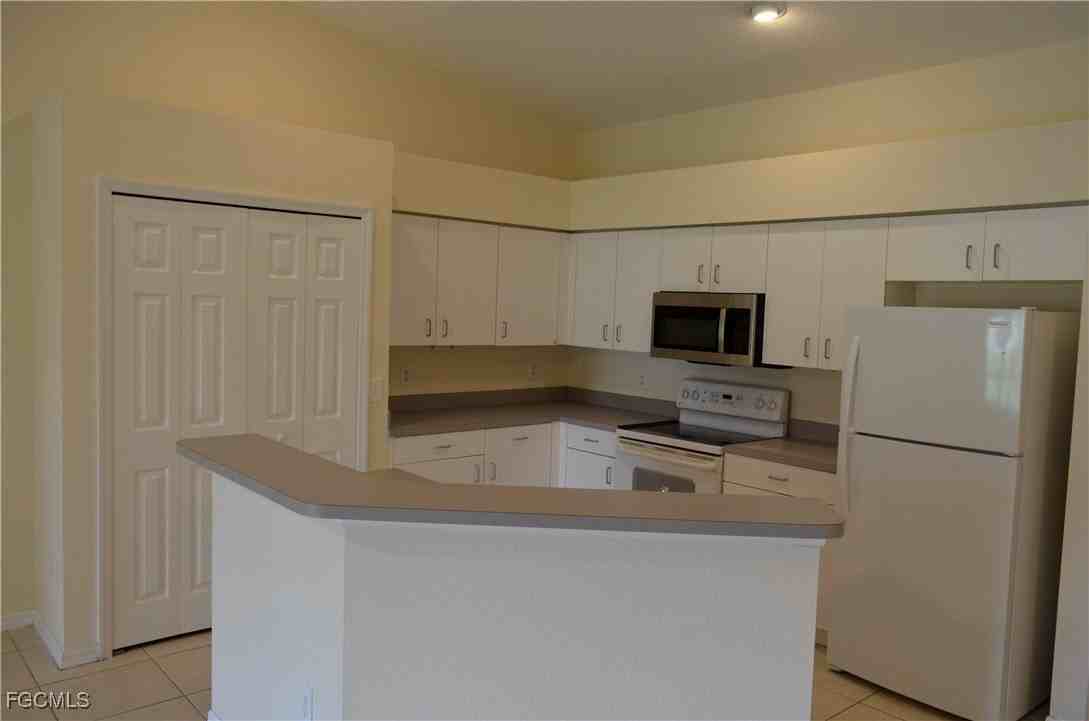 1325 Se 8th Ave - Photo 4 of 20