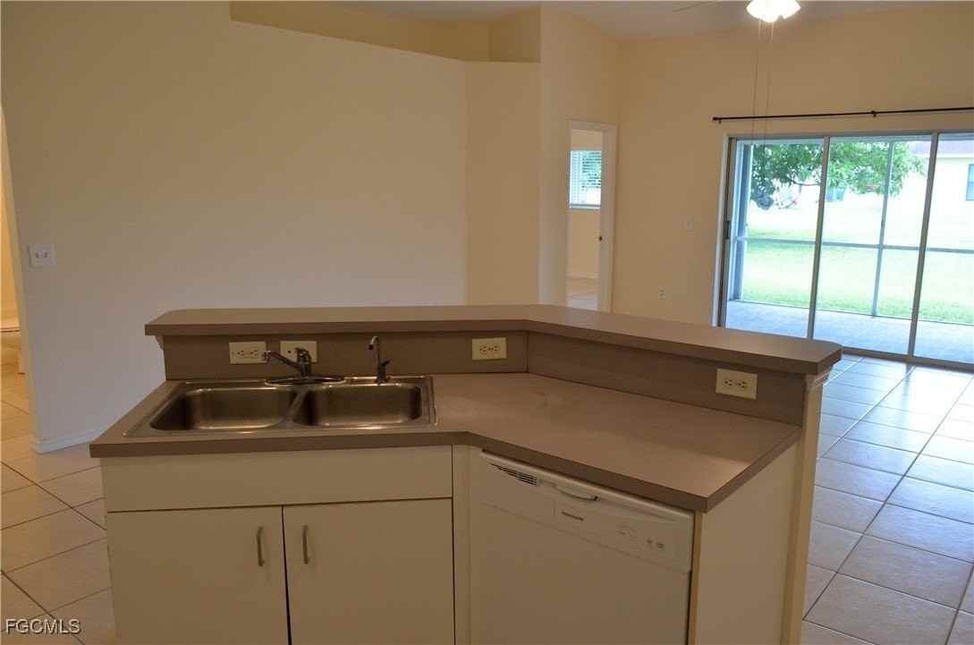 1325 Se 8th Ave - Photo 6 of 20